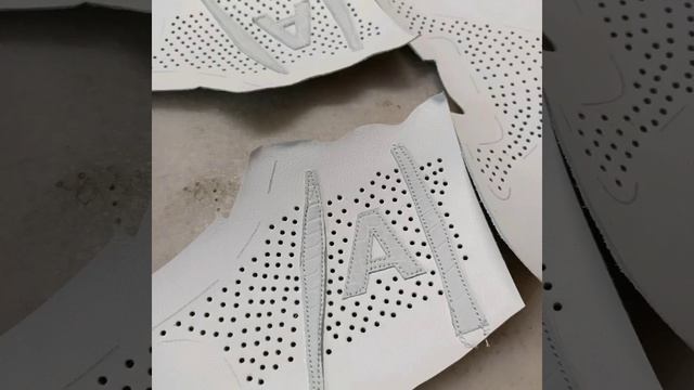 Сшил кроссовки без подклада, дышащие.Инициал ( А) из кожи кродила)