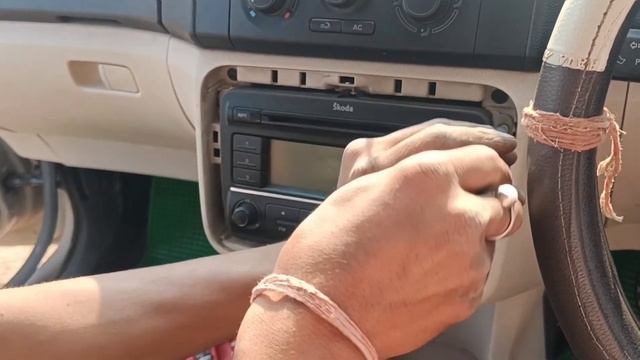 Skoda Fabia Ka Music System Kaise Khole/ HOW TO REMOVE Skoda Fabia Music System