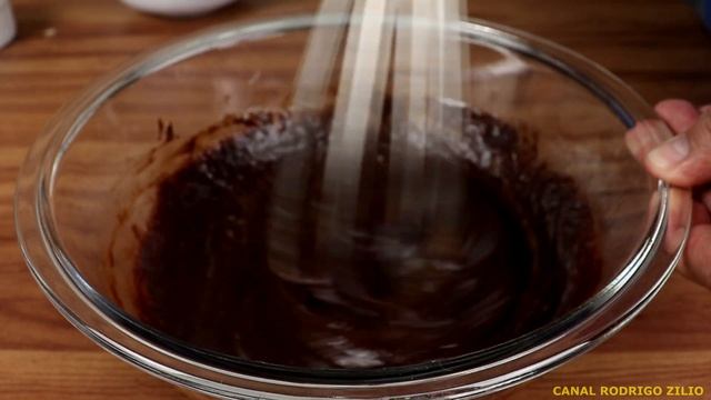 BROWNIE DE CHOCOLATE - SUPER MOLHADINHO E BEM FÁCIL FAZER смотреть онлайн