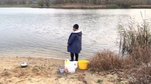 Поплавочная  удочка на простейшую приманку и дедовские способы ловли рака. Раколовка за 5 минут.