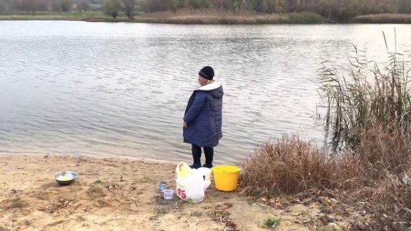 Поплавочная удочка на простейшую приманку и дедовские способы ловли рака. Раколовка за 5 минут.