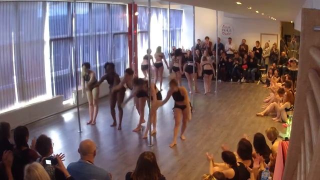 Démonstration des élèves du Crazy Pole Studio - Vue 2 смотреть онлайн