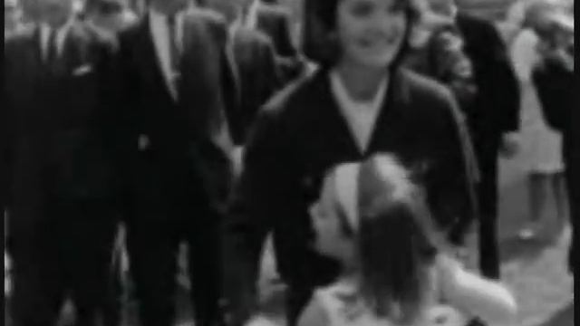 May 14, 1965 - Jacqueline Kennedy & Lee Radziwill with children in London смотреть онлайн