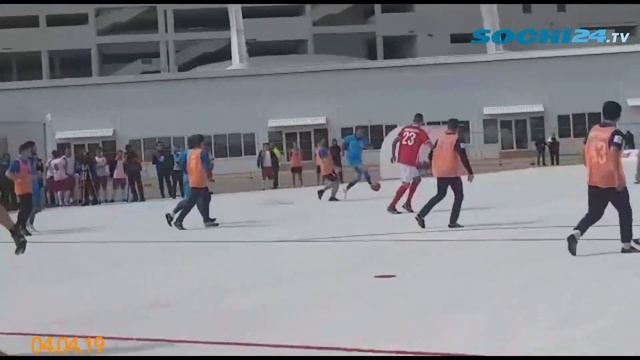 Футбольное поле из пластика смотреть онлайн