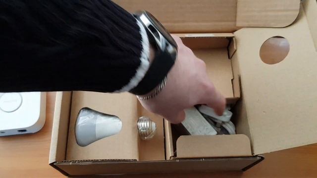 Unboxing: Starter Kit Philips Hue E27 White and Color смотреть онлайн