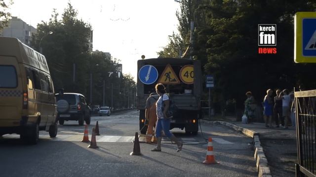 В Керчи рисуют пешеходные переходы смотреть онлайн