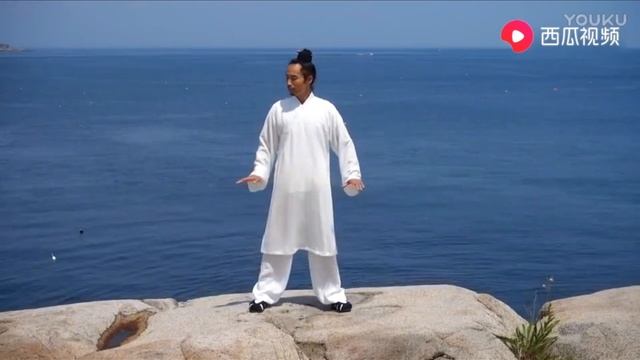 Даосский мастер Удан продемонстрировал Стиль костяной феи Ба Дуань Цзинь Дао, силу и мягкость у моря