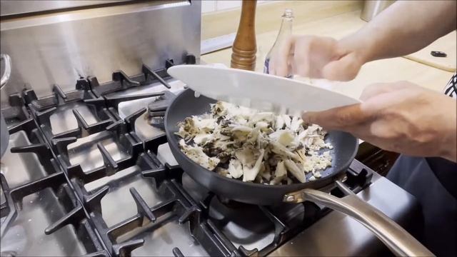 How To Clean & Cook Maitake Mushrooms l Hen Of The Woods Mushroom Recipe l Gastro Guru смотреть онлайн