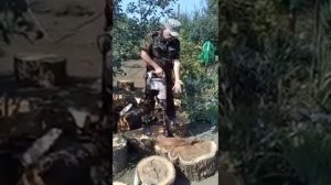 Дровокол из отбойного молотка ржавой трубы и топора