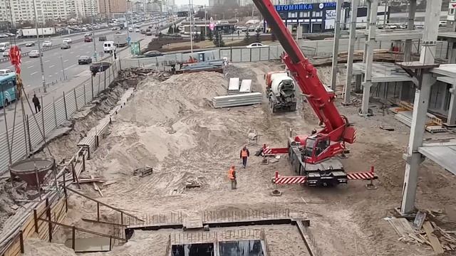 Автокран DEMAG AC 40 CITY на строительстве объекта м. Харьковская смотреть онлайн