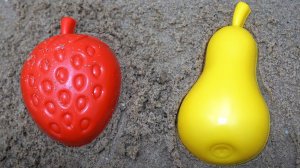 Груша из песка играем в песочнице с детскими формочками для песка на пляже.