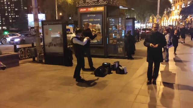 Sakartvelo, Tbilisi Rustaveli. Выступление скрипачей. смотреть онлайн