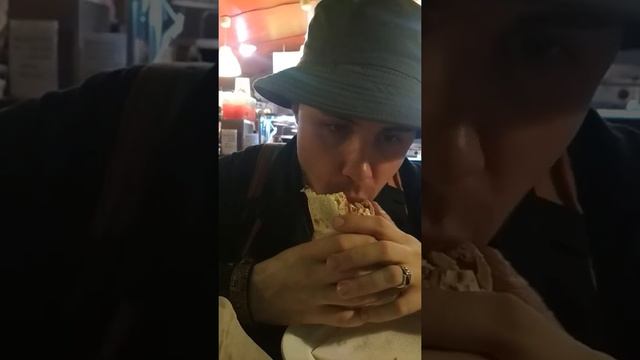 Блогер волосатая жопа ест шаверму