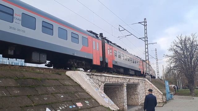 Шестивагонная ЭП3Д-0017 следует резервом на посадку смотреть онлайн