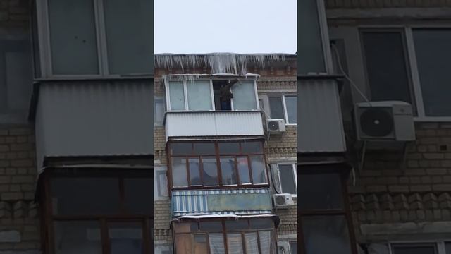 Саратовец сбивает сосульки молотком для отбивания мяса смотреть онлайн