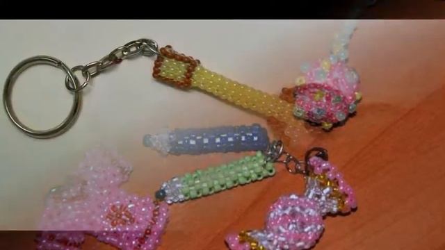 Очаровательный брелок своими руками из бисера смотреть онлайн