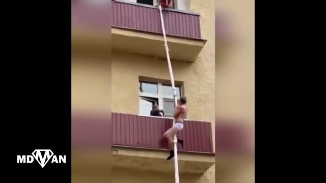 Муж застал жену с любовником. Любовник бежит, муж за ним!??? смотреть онлайн