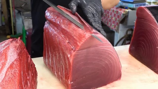 Giant bluefin tuna cutting Luxurious sashimi / 巨大黑鮪魚切割金三角 - Taiwanese Street Food смотреть онлайн