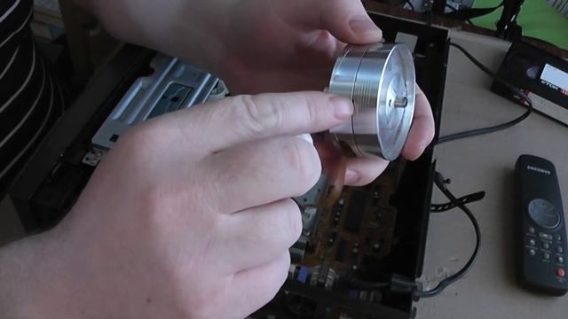 Ремонт старого видеомагнитофона своими руками. Жует магнитную ленту. смотреть онлайн