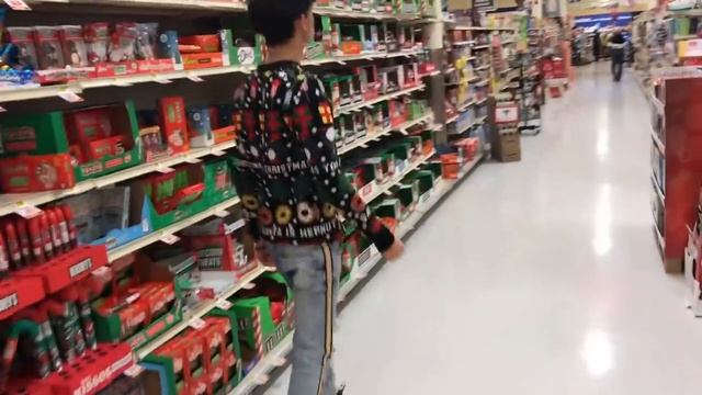 EXTREME DARES IN GROCERY STORE WITH MOM AND GIRLFRIEND! смотреть онлайн