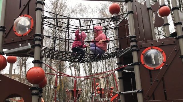На площадке в Королеве, самые интересная детская площадка, забавные качели, крутые домики смотреть онлайн