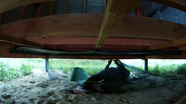 78 день (21 августа 2018.) Начал подшивать снизу ветрозащиту и сетку от грызунов. смотреть онлайн