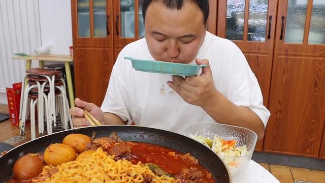 4大袋泡面，阿强做豪华“牛肉泡面”，香辣劲道一口下去满头大汗｜Mukbang【cram阿强】 смотреть онлайн
