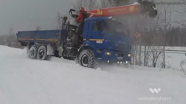 Вот почему надо быть внимательным, когда пробираешься через сугробы задним ходом! смотреть онлайн