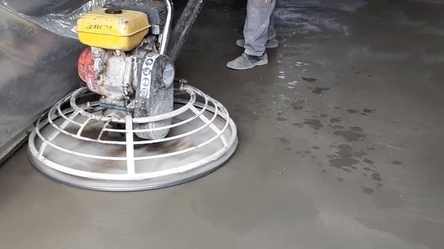 Устройство бетонного пола с топпингом. Работа затирочной машиной. смотреть онлайн
