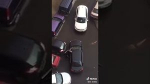 Мужчина кричит , это значит женщина за рулем.