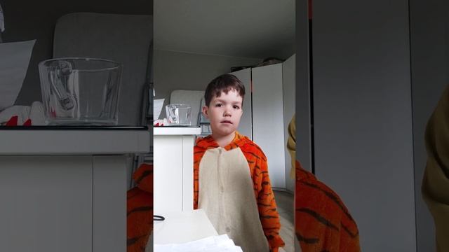 Макар учит букву Р. Рассказ про его игрушки. смотреть онлайн