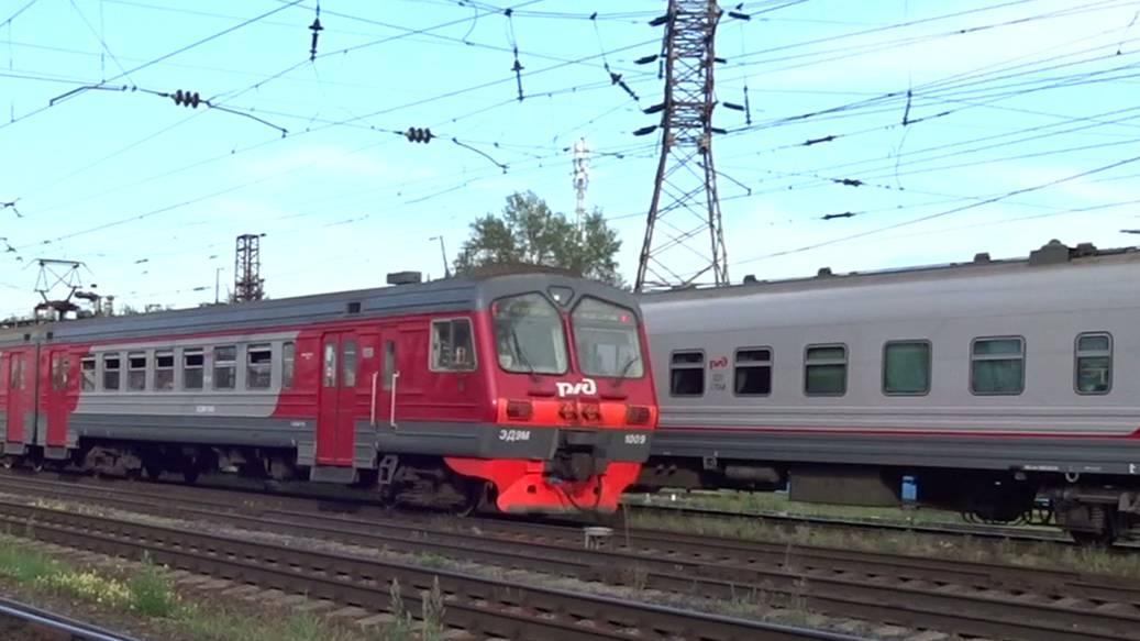 Тепловоз ЧМЭ3-1581 с пассажирским составом и гонка с электричкой смотреть онлайн