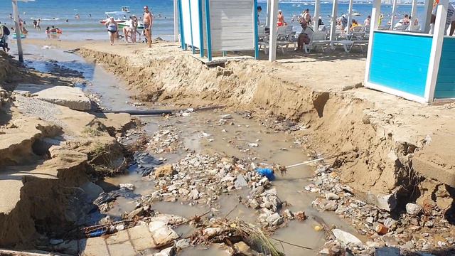 #АНАПА 20.08 ПОСЛЕ ПОТОПА!!! КАЧАЮТ ВОДУ В МОРЕ😱 смотреть онлайн