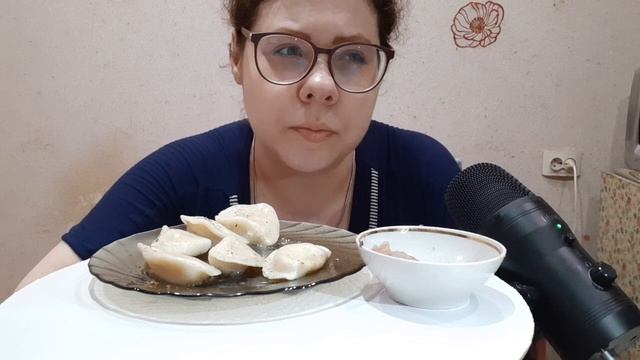 Мукбанг вареники с селёдкой/Он просто хотел отдохнуть, а она хотела его