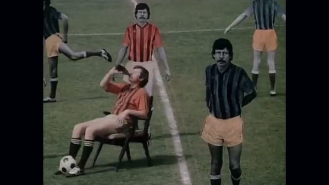 МУЖЧИНА СМОТРИТ ТЕЛЕВИЗОР И БРЕДИТ ЕГО ПЛАСТИЛИНОВЫМИ ДВОЙНИКАМИ ! МУЖСКИЕ ИГРЫ ОБЗОР смотреть онлайн