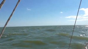 На самодельной яхте в море. Кругосветка выходного дня. В море под парусом.