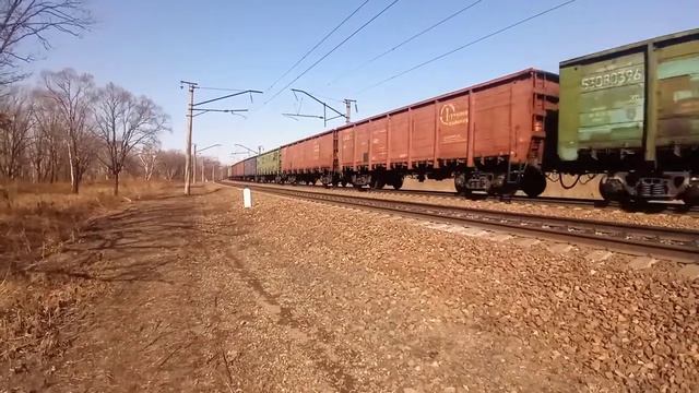 После весеннего. 3ЭС5К-014 "Ермак" с грузовым поездом и приветливой бригадой смотреть онлайн