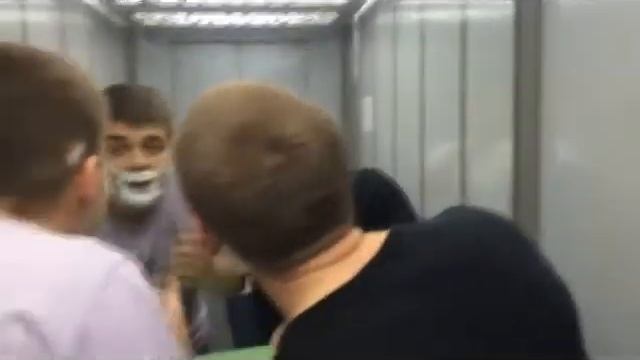 парни бреются в лифте на время смотреть онлайн