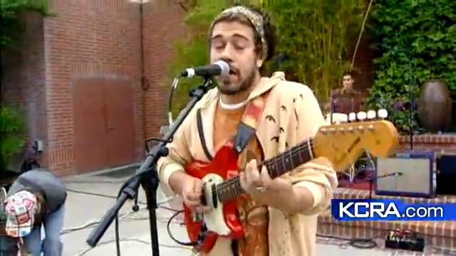 ZuhG Performs 'New Shoes (Hippy Feet)" смотреть онлайн