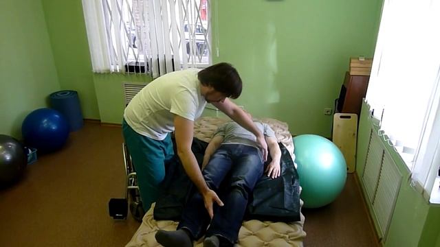 Техника перемещения лежачего больного с кровати на коляску с использованием скользящей простыни смотреть онлайн