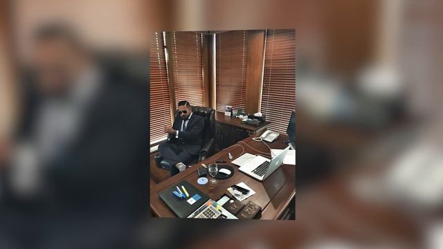 Директор заехал вечером в офис и застал менеджера под столом... Все говорили, что он просто ЖМОТ... смотреть онлайн