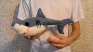 Вязаная игрушка рыба акула