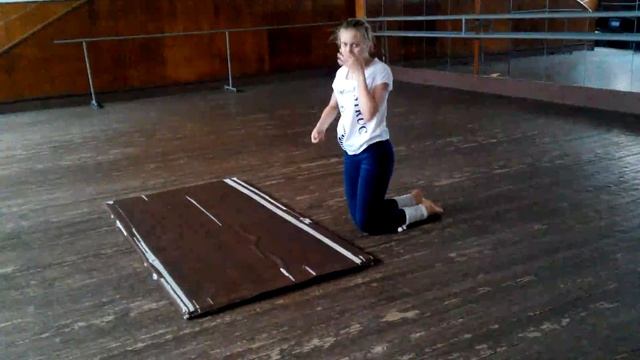 Настя. Стойка на груди. Тренер: Даяна Ерёмина смотреть онлайн