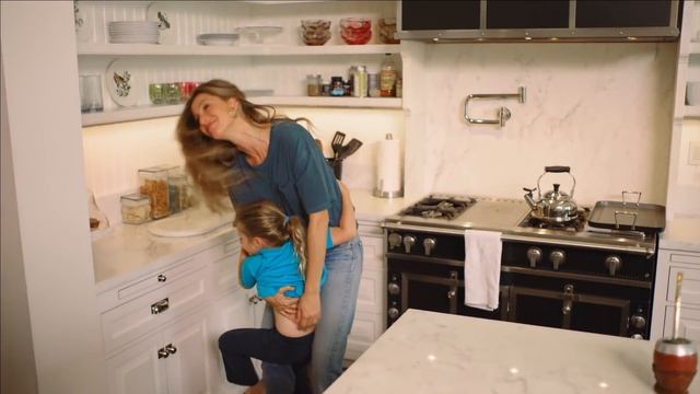 73 Questions With Gisele Bündchen (ft. Tom Brady) | Vogue смотреть онлайн