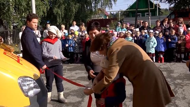 До школы с ветерком: два новых автобуса заступили на дежурство в школе №137 смотреть онлайн