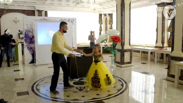 Улыбки, подарки, короны. Названы имена самых красивых девочек Артёма смотреть онлайн