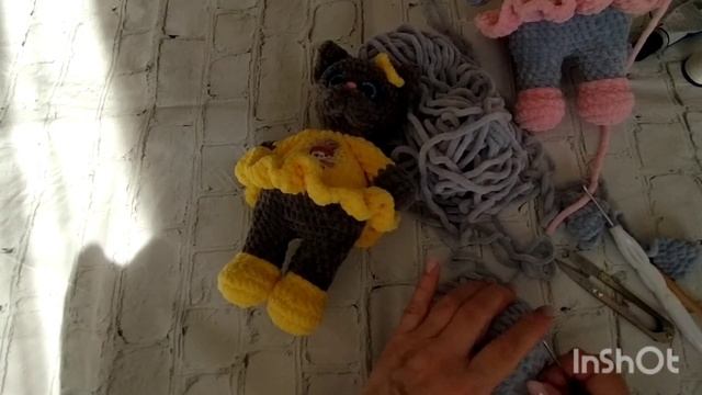 Кошечка из плюшевой пряжи крючком , МК вторая заключительная часть. смотреть онлайн