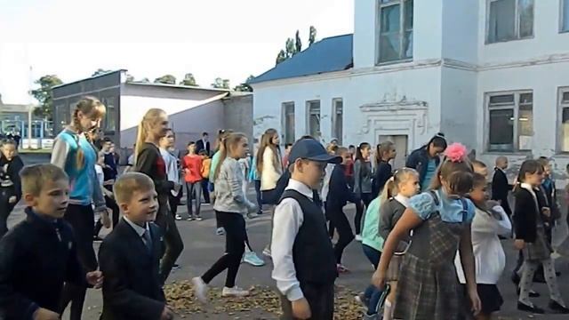Утренняя музыкальная зарядка для учащихся начальной школы проводят волонтеры восьмых классов смотреть онлайн
