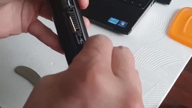 Вскрываю аккумулятор ноутбука Dell, ремонт. Dell Vostro V131. смотреть онлайн