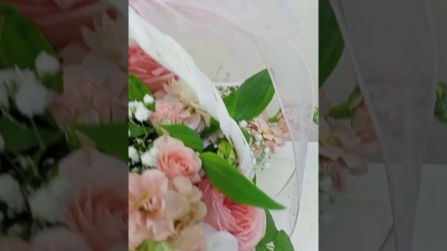 корзина с георгинами, пионовидными розами смотреть онлайн